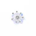 Nahaufnahme Detail von glitzernden Strass Kristall Blumen Applikation für Mode Dekor. - 4CM Durchmesser / Weiß