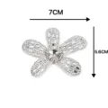 Detaillierte Nahaufnahme des glitzernden Strass Fünfblatt Blüten Kristall DIY Zubehörs - Fünfblättrige Blume / Weiß