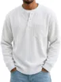Vista de cerca de la camisa henley de manga larga de pana blanca con bolsillo en el pecho. - S / Tops / Blanco
