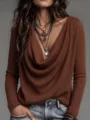 Detailansicht eines stylischen braunen Rollkragen Rippstrick Pullovers mit vintage Ketten. - Dunkelbraun