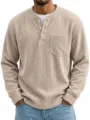 Primer plano detallado de la camisa Henley de hombre de pana con un bolsillo funcional en el pecho. - Caqui