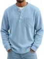 Camisa Henley de hombre azul claro de pana de manga larga con bolsillo en el pecho. - Azul cielo