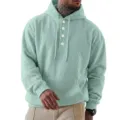 Detailansicht des mintgrünen Herren Cord Hoodies mit Knopfleiste und praktischer Kapuze. - Hellgrün