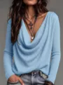 Gros plan détaillé d'un pull-over côtelé pour femme avec col bénitier souple en bleu clair. - S / Hauts / Bleu