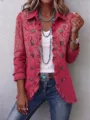 Nahaufnahme der Damen Vintage Paisleyprint Reversjacke mit zarten Rüschendetails und Knöpfen. - 3XL / Oberteile / Rote Blumen