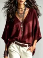 Vue détaillée d'un t-shirt d'automne ample et décontracté à col V uni avec des accessoires bohèmes. - S / Hauts / Bordeaux