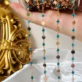 Primo piano catena di diamanti dorati, accessorio artigianale fai da te in metallo strass turchese. - Oro KC con strass blu