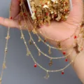 Catena a farfalla dorata accessorio gioielli fai da te con strass rossi vista dettagliata - Oro KC
