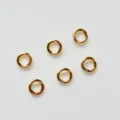 Primo piano di anellini aperti dorati, ideali per creazione di gioielli e accessori fai da te. - Anello piatto / 0.7x4mm (1 Catty Circa 14000 Pz)