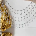 Primo piano dettaglio di catena con frange in strass multistrato, cristallo di vetro DIY. - Alta Ritenzione del Colore - Argento Spesso