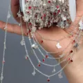 Rotolo di catena per gioielli fai da te argentata con strass rossi e delicati ciondoli a farfalla. - Argento Brillante