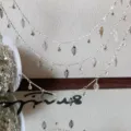 Vista dettagliata della catena con foglie argentate DIY e strass, accessorio nappa. - Argento Spesso
