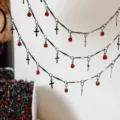 Primo piano dettaglio della catena metallica croce gotica con strass rossi per gioielli fai da te. - Croce Di Strass Rosso / Canna di fucile