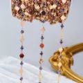 Primo piano di catena dorata con elementi a rombo e strass viola per creazioni e decorazioni. - Oro (Strass Viola)