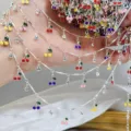 Primo piano e dettaglio della catena pendente con ciliegie smaltate e strass per DIY. - Ciliegia Mista - Alta Ritenzione del Colore [Argento Spesso]