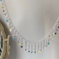 Vista dettagliata dell'accessorio catena con frange in zircone colorato fai da te. - argento spesso