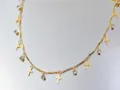 Dettagli in primo piano dell'accessorio gioiello DIY catena croce oro con strass e bastoncini. - Croce di Cristallo Bianco / Oro KC