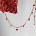 Dettaglio ravvicinato della catena dorata con cristalli di zircone rosso per fai da te. - Alta Ritenzione del Colore - Oro KC