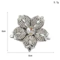 Nahaufnahme der funkelnden Strassblumen Applikation mit feinen Kristall und brillanten Details. - 1-Weißer Blume