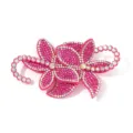 Nahaufnahme eines glitzernden rosa Strass-Blumen-Applikations, lebendige AB-Kristalldetails. - Rosa