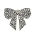 Nahaufnahme eines funkelnden Strass-Schleifen-Applikations, handgemachter Kristallflicken. - Stil 4