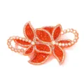 Nahaufnahme der leuchtend orangen Strassblumen-Applikation mit funkelnden Kristall-Details. - Orangerot