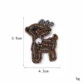 Nahaufnahme des handgemachten perlenbesetzten Tier-Patches mit funkelnden Pailletten, 5.9x4.2cm. - Sikahirsch 4#