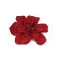 Glänzende rote Strass Blumen Brosche Detailaufnahme, ideal für DIY Modebekleidung. - Hellrot