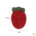 Nahaufnahme eines handgefertigten Perlen-Erdbeer-Aufnähers, glänzendes DIY Zubehör. - Erdbeere