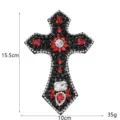 Detailaufnahme Strass-Kreuz-Aufnäher, schwarzer Stoff mit roten und klaren Kristallen für DIY-Kleidung. - Kreuz Stil 1