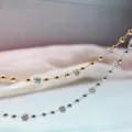 Primo piano dettagliato delle catene di gioielli metallici fai-da-te con sfere. - Perlina in Rame da 3mm / oro kc