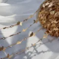 Vista dettagliata della catena artigianale in rame zircone farfalla smerigliata bijou. - oro kc