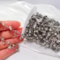 Dettaglio catena farfalla fai-da-te argento, ciondolo strass per creazione collana artigianale. - K bianco