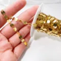 Dettaglio catena di monete dorate, maglia con paillettes lucide per gioielli fai da te. - 4mm / Imitazione Oro