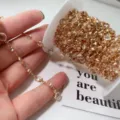 Primo piano di catena di strass da 6mm, accessorio per gioielli DIY in ottone dorato. - Strass Bianco - Placcato Oro KC