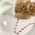 Dettaglio catena con artigli in strass multicolore dorati, ideale per gioielli fai da te e hobby. - KC Oro Colorato Zircone