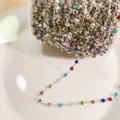 Vista dettagliata della catena di artigli in strass multicolore scintillante per gioielli. - Argento Multicolore