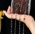 Nahaufnahme Detail von 6mm Einfassung Strass handgemachte Kette für DIY Schmuckzubehör - Roter Strass - Gun Schwarz Plattiert