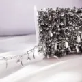 Primo piano dettaglio della catena di nappe in rame argentato per lavori fai da te. - Argento K Bianco