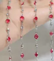 Nahaufnahme Detail der 6mm Strass DIY Perlenkette, glänzende rote Kristalle und Kupferglieder. - Rosaroter Strass - Weiß K Plattiert