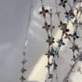 Dettaglio catena floreale argentata, maglia nappa trifoglio, primo piano gioiello DIY. - Stile Ferro / K bianco