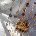 Vista dettagliata di catene di gioielli a cuore cavo dorato, perfette per il fai da te e accessori. - oro kc