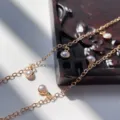 Primo piano della catena di perle in rame, perfetta per accessori per capelli fai-da-te. - oro kc