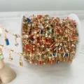 Vista dettagliata della catena dorata fai-da-te con strass baguette colorati per collane. - Oro