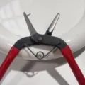 Pinza per gioielli multifunzionale con manici rossi, ideale per bricolage e fai da te. - Pinze per Allargare Fori