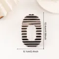 Pince à cheveux élégante à rayures noires et blanches avec bord ondulé pour femmes. - Noir Classique
