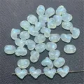 Vue détaillée de perles de cœur iridescentes en acrylique pour bijoux DIY faits main. - 850 pièces/paquet / Vert Clair