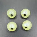 Gros plan detaille montrant des perles rondes lumineuses irisees a trou lateral pour bijoux - 16mm 204pcs Paquet / Jaune