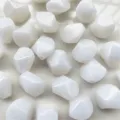 Primer plano de cuentas acrílicas facetadas irregulares blancas para hacer joyas y manualidades. - Blanco