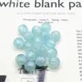 Vue en gros plan de perles citrouille en acrylique bleu clair pour bijoux DIY et accessoires. - 11mm (Env. 670 Pcs) / Sirène Bleue Lac